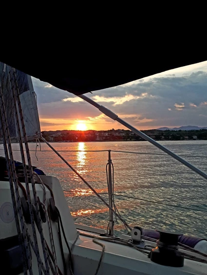 Sunset sailing trip in the Desenzano del Garda basin 10